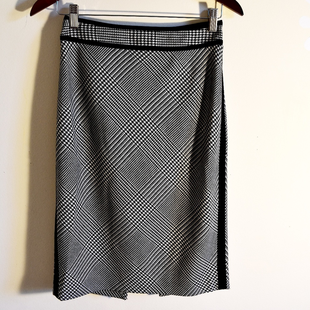 White House Black Market houndstooth print skirt